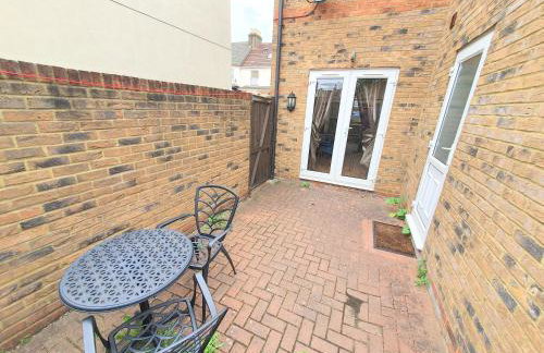 Friars Walk houses with 2 bedrooms, 2 bathrooms, fast Wi-Fi and private parking - Photo 3