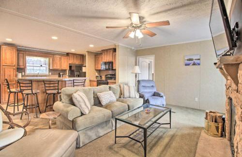 Family Lake Retreat w/ Screened Deck! - Foto 4