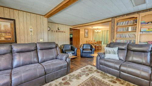 Lakefront Townsend Cabin with Fire Pit and Dock! - Foto 5