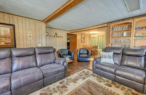 Lakefront Townsend Cabin with Fire Pit and Dock! - Foto 5