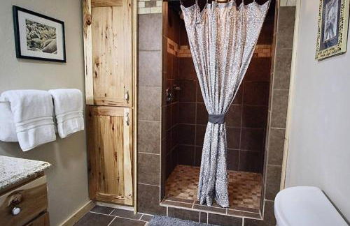 New! Lower Level Ranch Home - 10 mins to Town - Foto 19