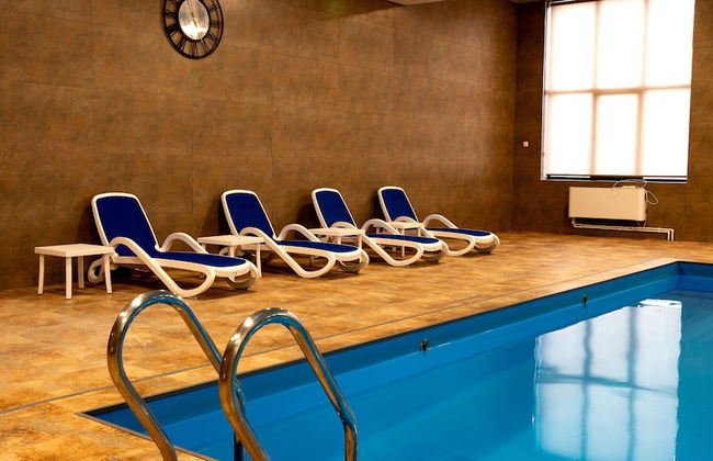 Spacious 1BR Pool & Sauna - Photo 8