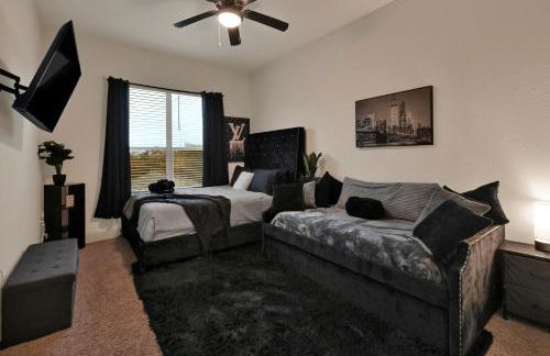 Central Houston Stay - Walk to NRG Stadium, Relax by the Pool, and More! - Foto 13