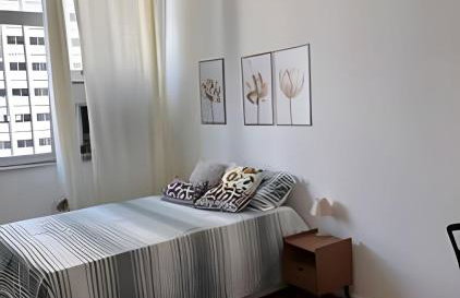 Lindo Quarto e sala em frente metro da Carioca - Foto 2