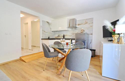 Villa Green Bay Apartments - Photo 9