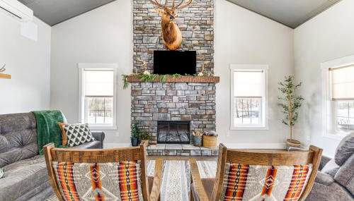 Family Retreat with Fire Pit and Yard in Mineral City - Foto 4