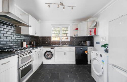 Detached House in Ashford with Free Parking and Hot Tub - Sleeps 10 - Foto 16