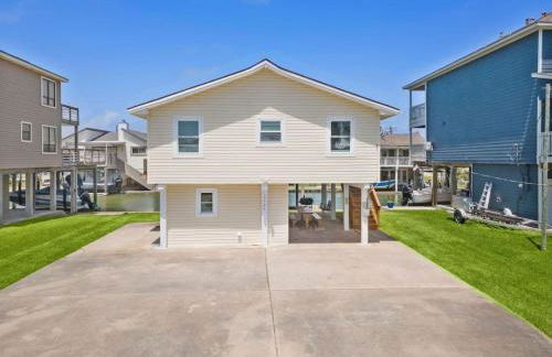 Stylish Home with game room, deck, and canal access - Foto 43