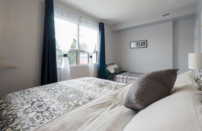 Applewood Suites - 4 BDRM King West - Photo 3