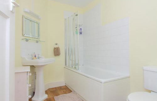 Large Cosy House Ideal for Corporate Lets - Photo 10