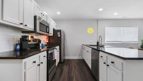 Groovy Getaway king suites, sleeps 8, dogs ok - Foto 3