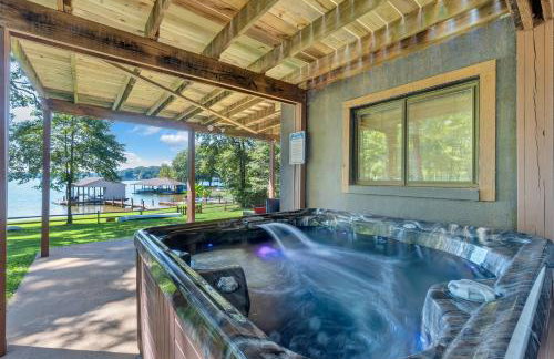 Lakeside Lodge - Lakefront home with private dock & hot tub - Foto 28