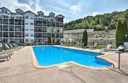 Lakefront Balcony and Pool Access Camdenton Condo - Foto 25