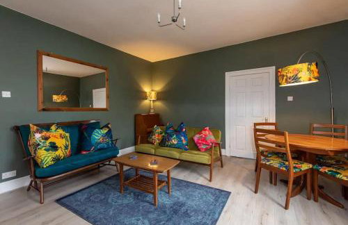 Peaceful Home from Home - Spacious 3 Bedroom House Accommodating 7 - Ideal for Families and Workers - Foto 1