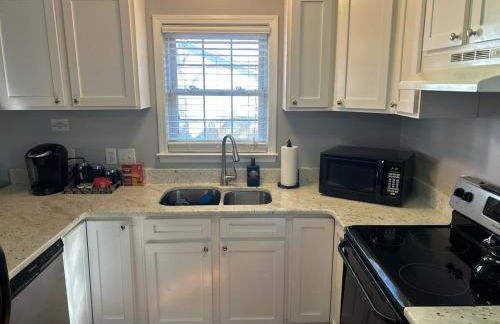 Under the Oaks, A Downtown Hidden Gem - Foto 35