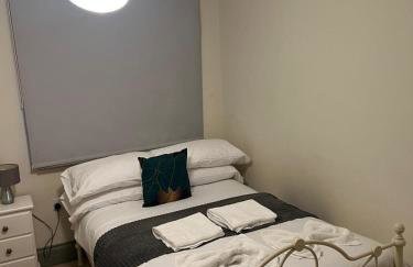 Spacious 7 Bedroom Budget Apartment in Headingley - Photo 2