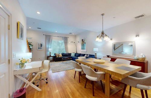 3-Bed 2-Bath Brookline Village Townhome w Deck - Foto 2