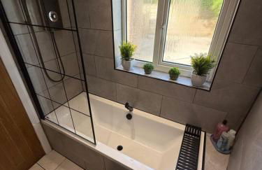 Modern 2 Bedroom Private Detached Cottage - Photo 17