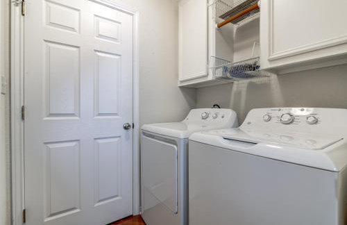 Spacious 3BR Retreat Close to Downtown & Outlets - Foto 15