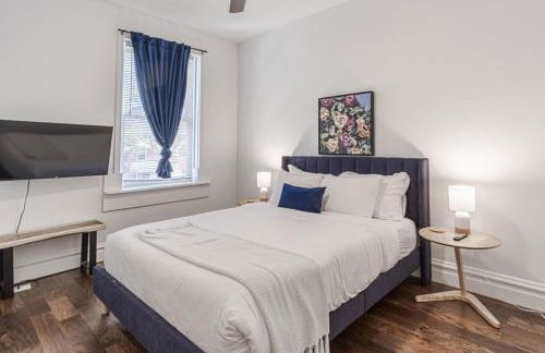 Ann Avenue Modern 3BR Home, Near Downtown with Free Parking - Photo 8