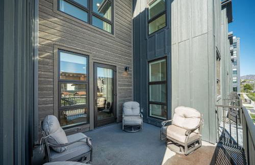 Dwntn Lux Townhome - Best Amenities- 3BD, 4BA - Photo 13
