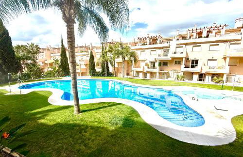 Gorgeous 2 bed Duquesa apartment, 2 pools, easy parking and 2 large balconies, 1 with stunning views - Foto 9