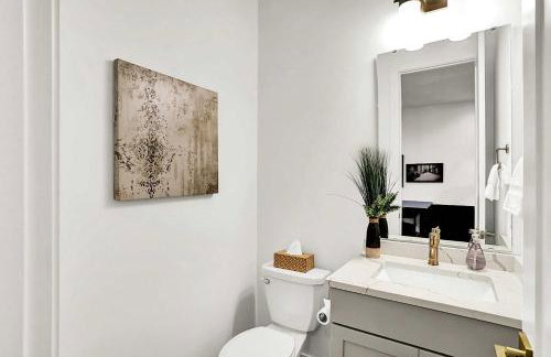 Luxury Townhouse with Fireplace Rooftop Deck Close to Downtown-Family Friendly - Foto 27