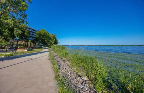 Modern Apartment by the Lake with Parking & Sauna in Zegrze by Noclegi Renters - Foto 33