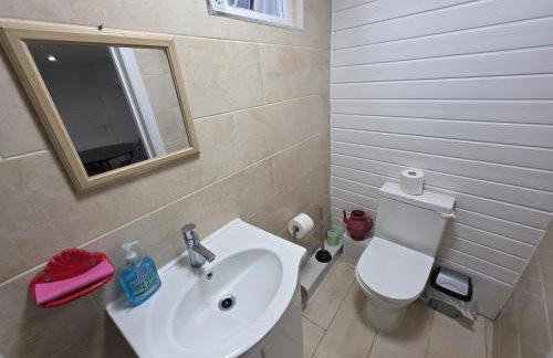 Spacious 3-Bedroom Apartment Near Stratford, 1 Minute From Train Station - Foto 21