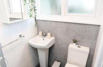 Cheerful 4-bedroom home in Sheffield - Photo 7