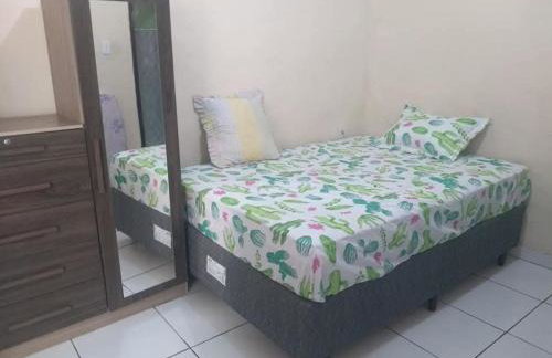 Casa composta por 2 quartos sala cozinha banheiro e uma varanda grande com uma churrasqueira Localizada na Rua Trindade 228 Palmeiras cabo frio na rua da lagoa MOBILIADA WI-FI SUPER ACONCHEGANTE AMBIENTE FAMILIAR - Photo 4