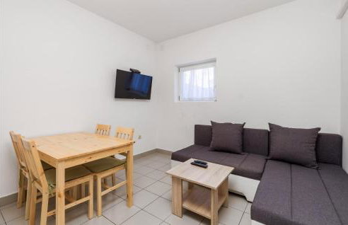 3 Bedroom Cozy Apartment In Prizna - Photo 4