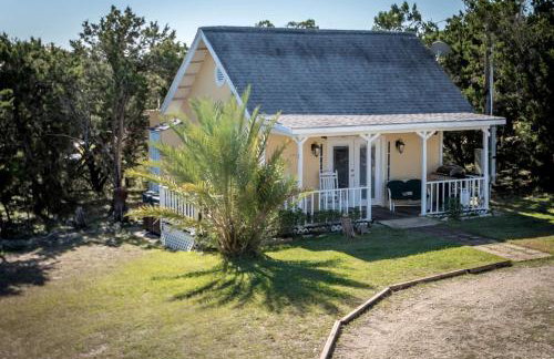 Joyful Cottage Rental for Couples with Poolside Cabana near San Antonio, TX - Foto 9