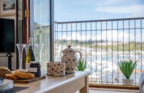 Coastal Escape with Balcony & River Dart Views - Foto 7