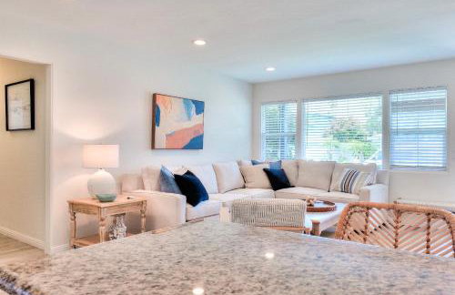 Beachside Bliss Spacious 3BR Retreat, Steps to Ocean - Foto 1