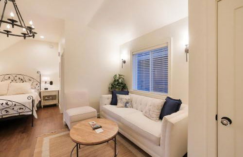 New Tudor Cottage one block from Chico State and downtown with private garage - Foto 9