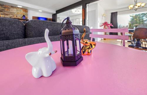 Comfort, Fun, & Charming - 5BR Oasis with Pool - Foto 66