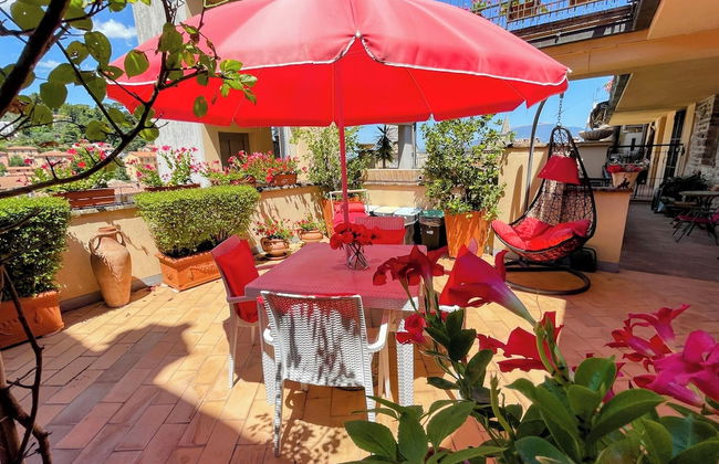 Central Spoleto Apartment With Large Sunny Terrace With Views - Photo 1