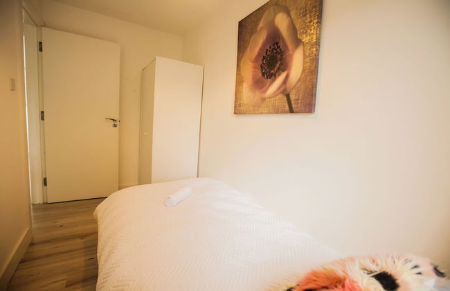 Coombe Hill 2 bedroom House & Parking - Photo 5