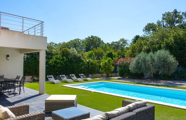 4 bedroom House in Bormes-les-Mimosas with private pool and garden - Photo 2