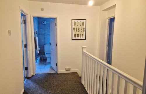 Modern 4 bed House with Free Parking - Photo 13