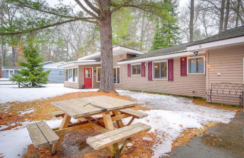 Cozy Cottage with Sunroom - Walk to Higgins Lake! - Foto 23