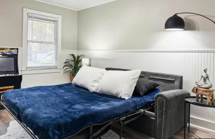 King Bed! Soaking tub! Fenced Yard w Screen Patio - Foto 13