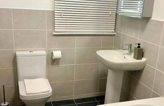 Spacious home with panoramic sea view, free parking EV & large garden - Photo 2