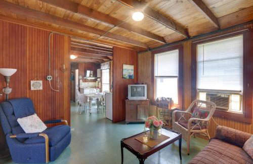 Grandmas Cottage with Sunroom Walk to Beach - Foto 8