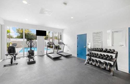 Resort-Style 1 Bed Condo with Pool Parking Rooftop & Gym - Foto 2