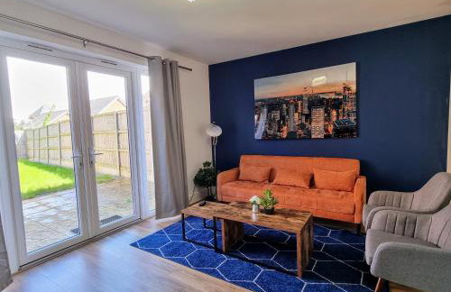 Spacious 4BR House Sleeps 8 with Free Parking, Contractor Friendly, Near Basildon Hospital & London Links - Foto 4