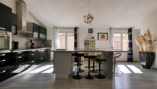 Black & White - Photo 3