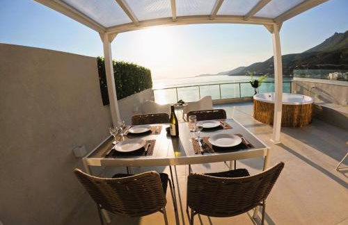 Stylish Rooftop Retreat with Hot Tub with Loutraki Beach - Foto 41