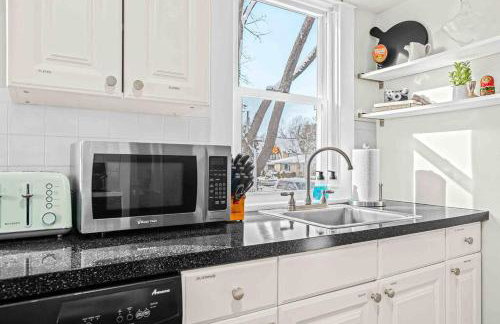 Eclectic Bungalow in the Heart of Royal Oak - Foto 16